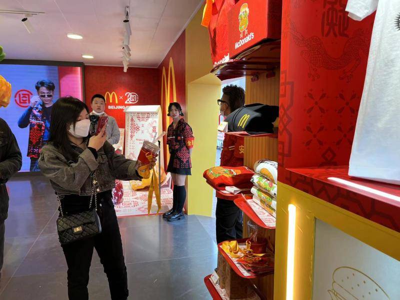 麦麦潮辣快闪店亮相五棵松华熙下沉广场