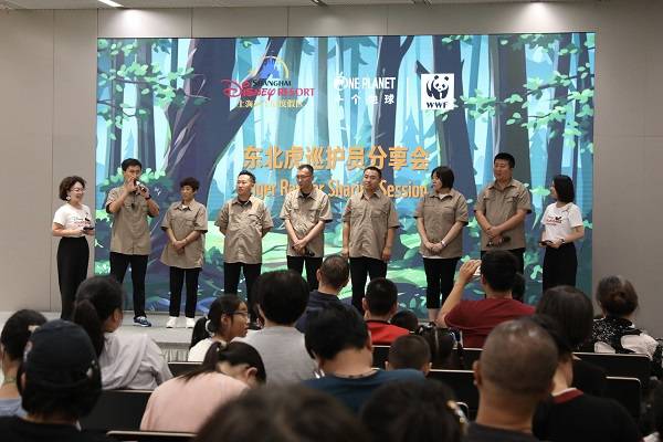 今天是“全球老虎日” 东北虎巡护员代表为上海迪士尼花车巡游领航