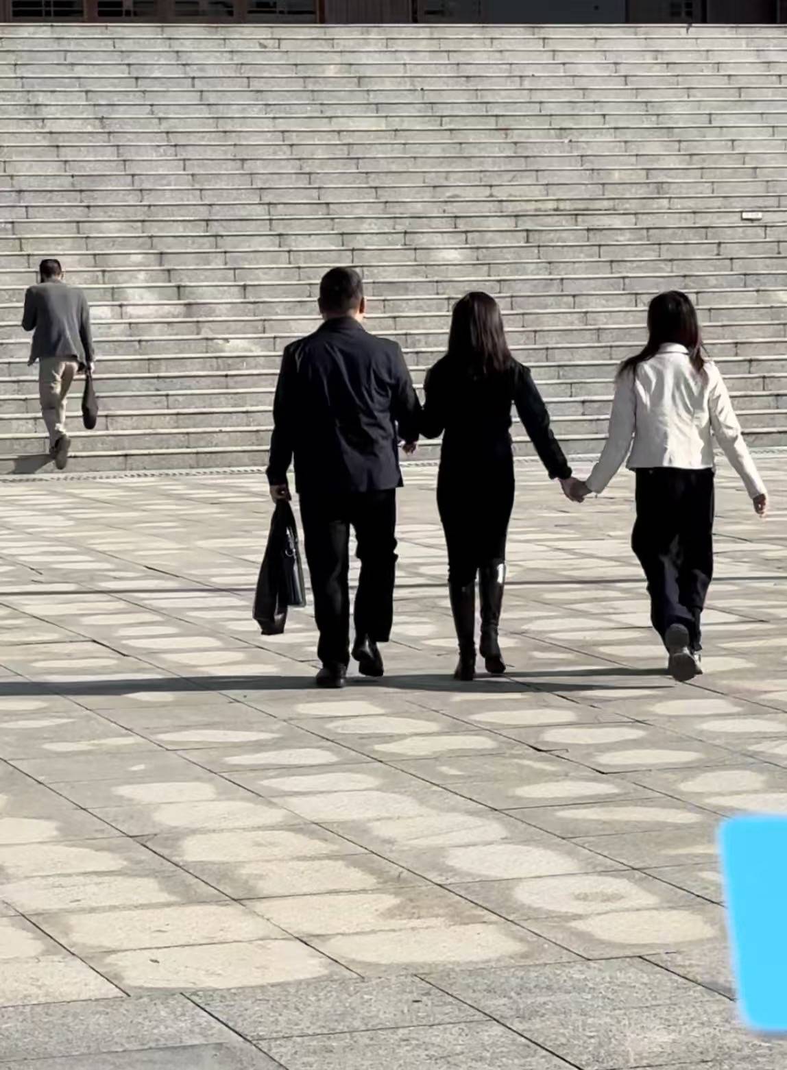 死刑！余华英拐卖儿童案重审宣判<strong></p>
<p>8币网</strong>，其当庭表示上诉