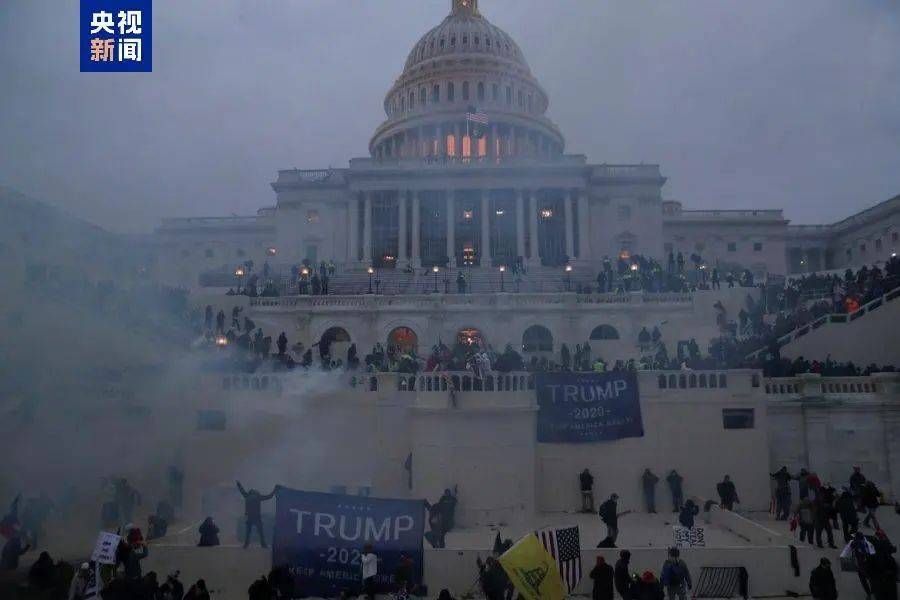 大选倒计时<strong></p>
<p>链圈</strong>，7802万人已投票！49%比48%，特朗普在最关键“摇摆州”领先！防弹玻璃、铁丝网、钢板门、狙击手，美国多州加强安保