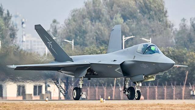 歼-35A正式官宣<strong></p>
<p>币圈</strong>，命名格式意味深长：航母新舰载机上舰指日可待？