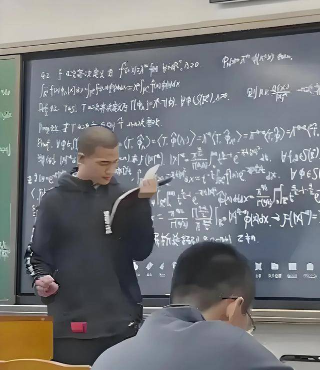 韦东奕上课照片走红<strong></p>
<p>币圈</strong>，新发型吸睛，网友：板书真漂亮，可惜看不懂