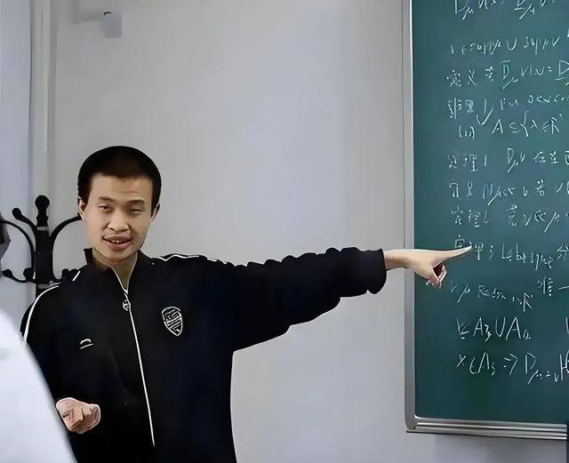 韦东奕上课照片走红<strong></p>
<p>币圈</strong>，新发型吸睛，网友：板书真漂亮，可惜看不懂
