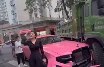 撞上劳斯莱斯的货车只有100万保险<strong></p>
<p>币圈</strong>，被撞车主回应