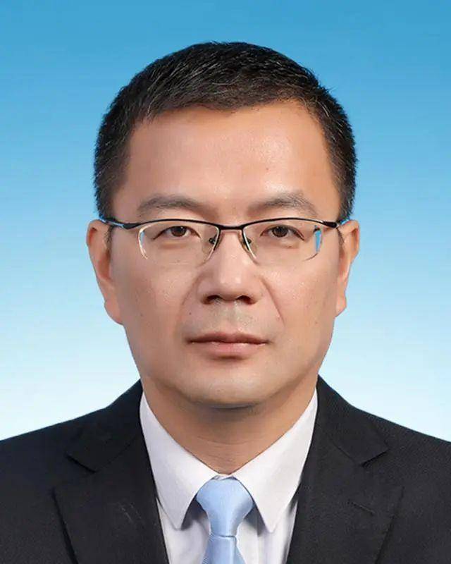 75后的他履新重庆<strong></p>
<p>万维币</strong>，曾在福建工作