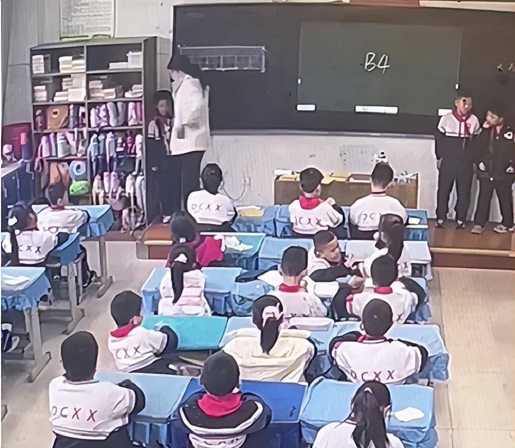 7岁男生踩脏地板<strong></p>
<p>币圈路漫漫</strong>，鞋被语文老师扔垃圾桶，脚冷穿鞋又被数学老师拎讲台扇耳光；两名涉事女教师已被学校开除