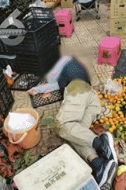 昆明一老人赶集摔倒压坏水果摊！中午就带着家属找来了<strong></p>
<p>币圈路漫漫</strong>，摊主慌了……