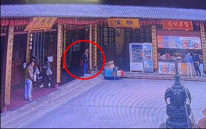 自制缠满双面胶的铁片<strong></p>
<p>今日币圈</strong>，男子在寺庙内盗窃功德箱被行拘