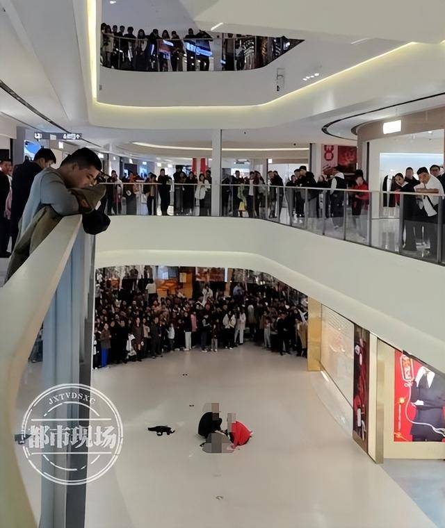 山东济宁一女孩在商场坠亡<strong></p>
<p>打制币</strong>，其倚靠的扶梯玻璃护栏疑似脱落，警方回应