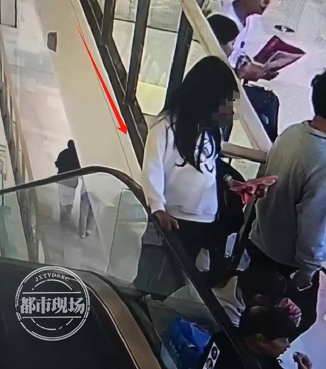 山东济宁一女孩在商场坠亡<strong></p>
<p>打制币</strong>，其倚靠的扶梯玻璃护栏疑似脱落，警方回应