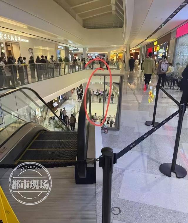 山东济宁一女孩在商场坠亡<strong></p>
<p>打制币</strong>，其倚靠的扶梯玻璃护栏疑似脱落，警方回应