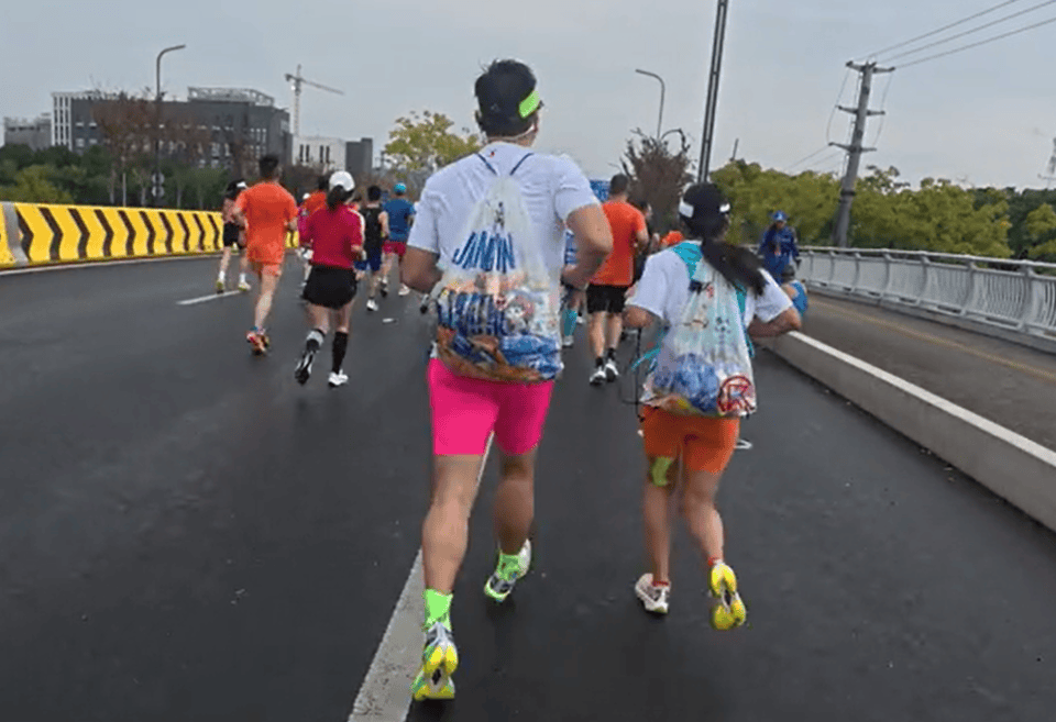苏州马拉松一男一女将给选手的免费零食打包“负重”奔跑<strong></p>
<p>门罗币app</strong>？主办方回应