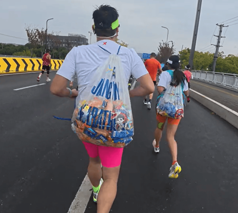 苏州马拉松一男一女将给选手的免费零食打包“负重”奔跑<strong></p>
<p>门罗币app</strong>？主办方回应