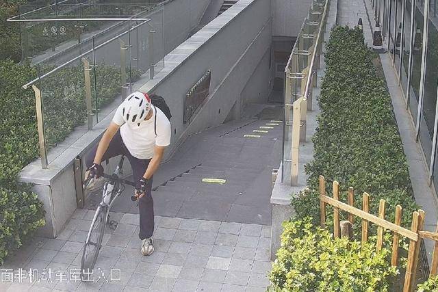 万元自行车没锁？偷车贼得手后狂飙17公里<strong></p>
<p>币圈九四</strong>，因为⋯⋯