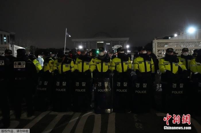 李在明讲话：戒严令已解除<strong></p>
<p>三元福币</strong>，要求军警尽快撤离