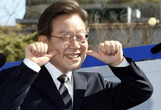 执政党捏着鼻子要“保尹”<strong></p>
<p>号码币</strong>，尹锡悦的总统宝座，将由8个人决定