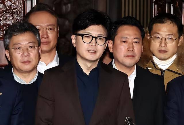 执政党捏着鼻子要“保尹”<strong></p>
<p>号码币</strong>，尹锡悦的总统宝座，将由8个人决定
