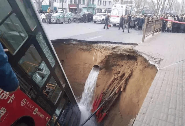 深圳一施工现场发生坍塌<strong></p>
<p>号码币</strong>,13名作业人员失联