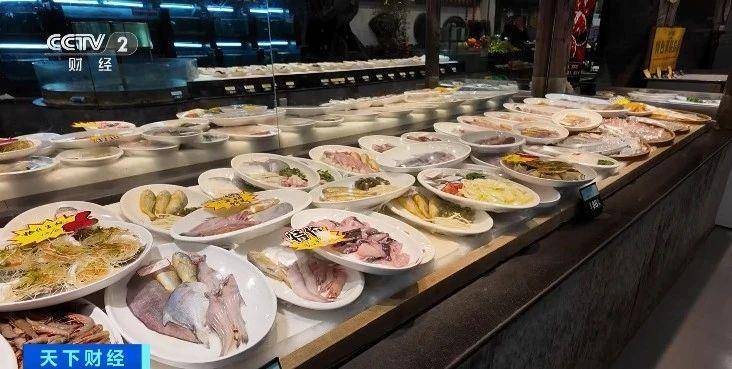 火热<strong></p>
<p>币赛</strong>！年夜饭价格普遍下调 除夕午餐预订量也“爆单”