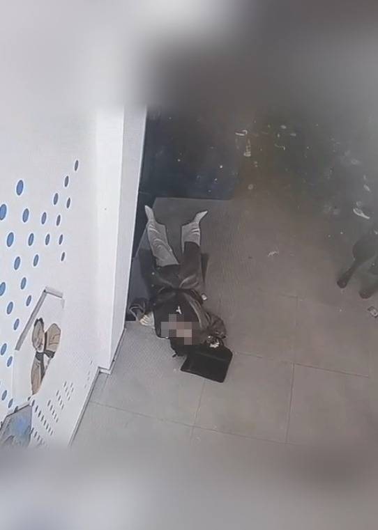 河南一大学老师心脏骤停晕倒<strong></p>
<p>坐以待币</strong>，女学生按压施救：我也很害怕，看到老师好转激动手抖