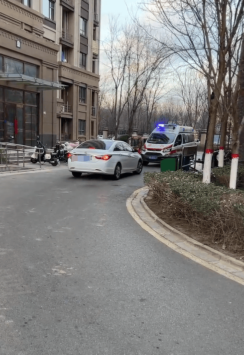 私家车未让救护车反而步步紧逼<strong></p>
<p>坐以待币</strong>，目击者：老人遗憾离世，河北警方：行政拘留！