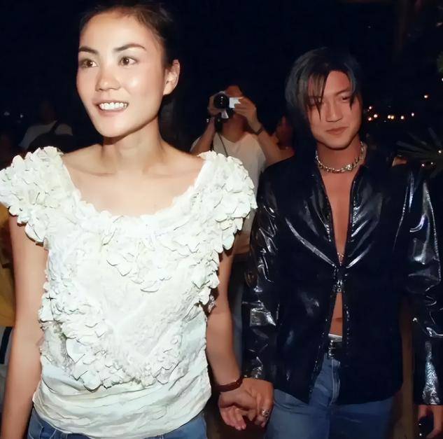 谢霆锋为何不爱年轻漂亮的张柏芝<strong></p>
<p>瑞郎币哪里购买</strong>，偏偏对55岁王菲，如此痴情？