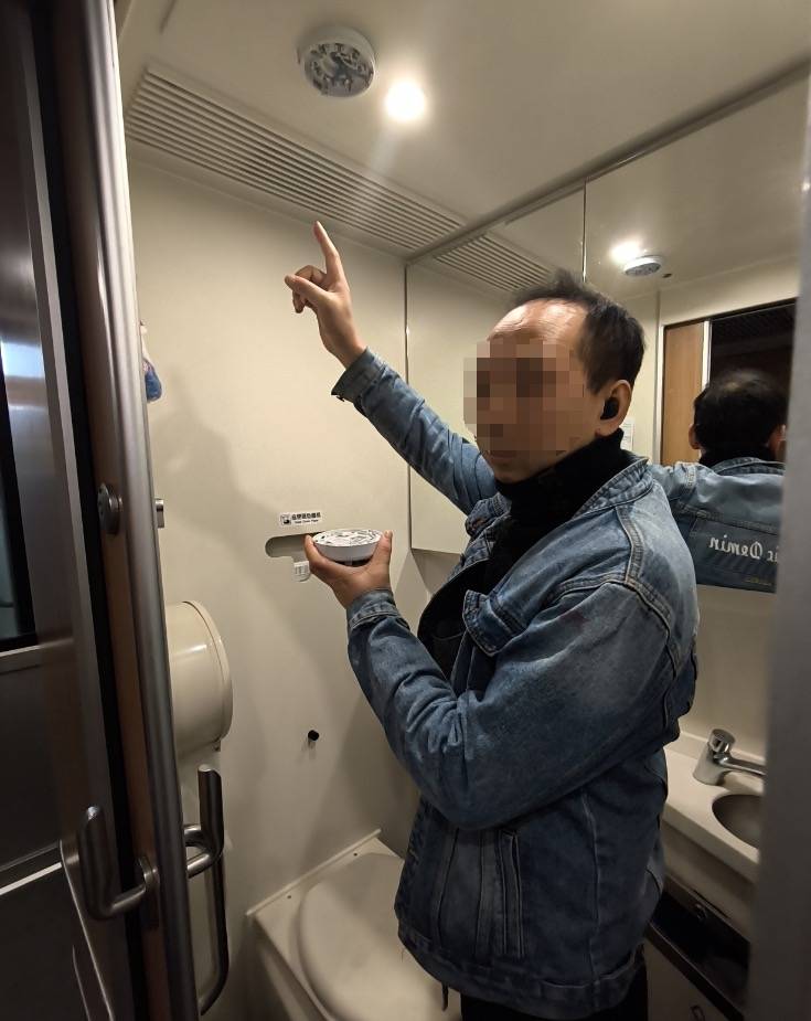 男子为了在动车抽烟防止被查<strong></p>
<p>币虎交易</strong>，竟把烟雾报警器给拆了！铁警：拘留