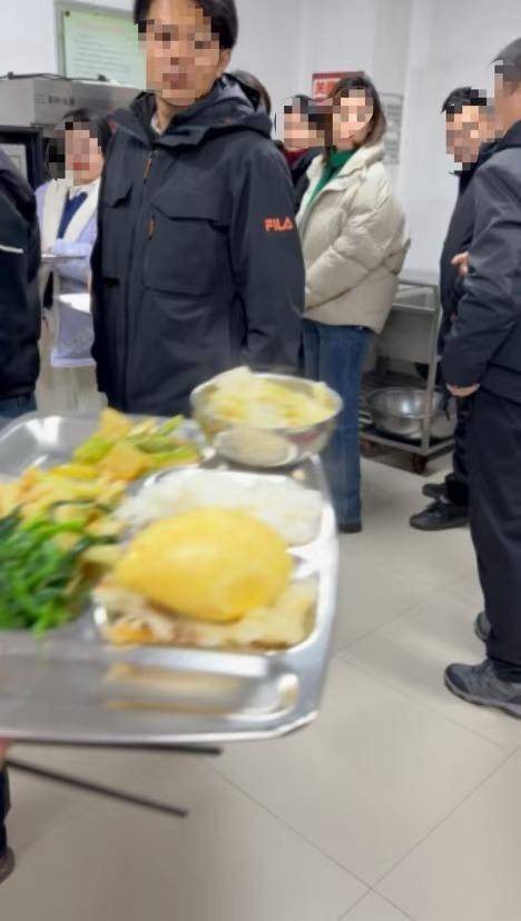 大连一市场监管局疑未到下班时间多人排队打饭 工作人员回应：拍摄者或调<strong></p>
<p>币虎交易</strong>了手机时间