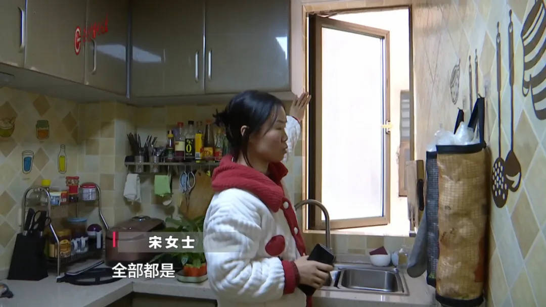 恶心坏了！贵阳一女子家中被扔进一颗“炸弹”<strong></p>
<p>e币中信</strong>，残羹剩饭炸开花