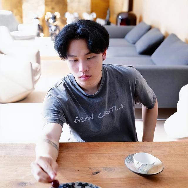 陈坤的儿子已成年<strong></p>
<p>炒币交易网</strong>，容貌开始显现母亲的基因，像谁可以认得出吗？