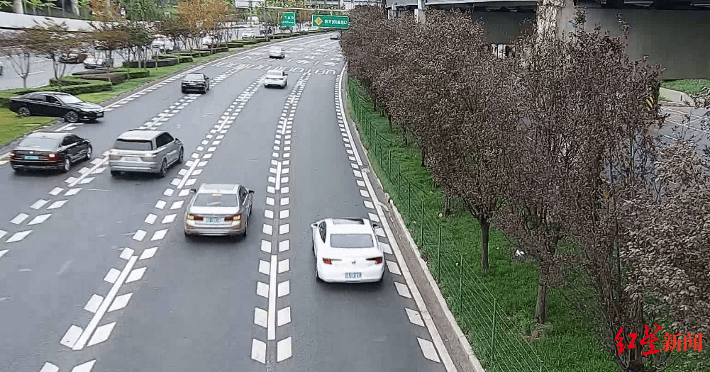 成都三环主路惊现小轿车跨过隔离带掉头<strong></p>
<p>盛源币今天价格</strong>，原来是司机酒驾走错路……
