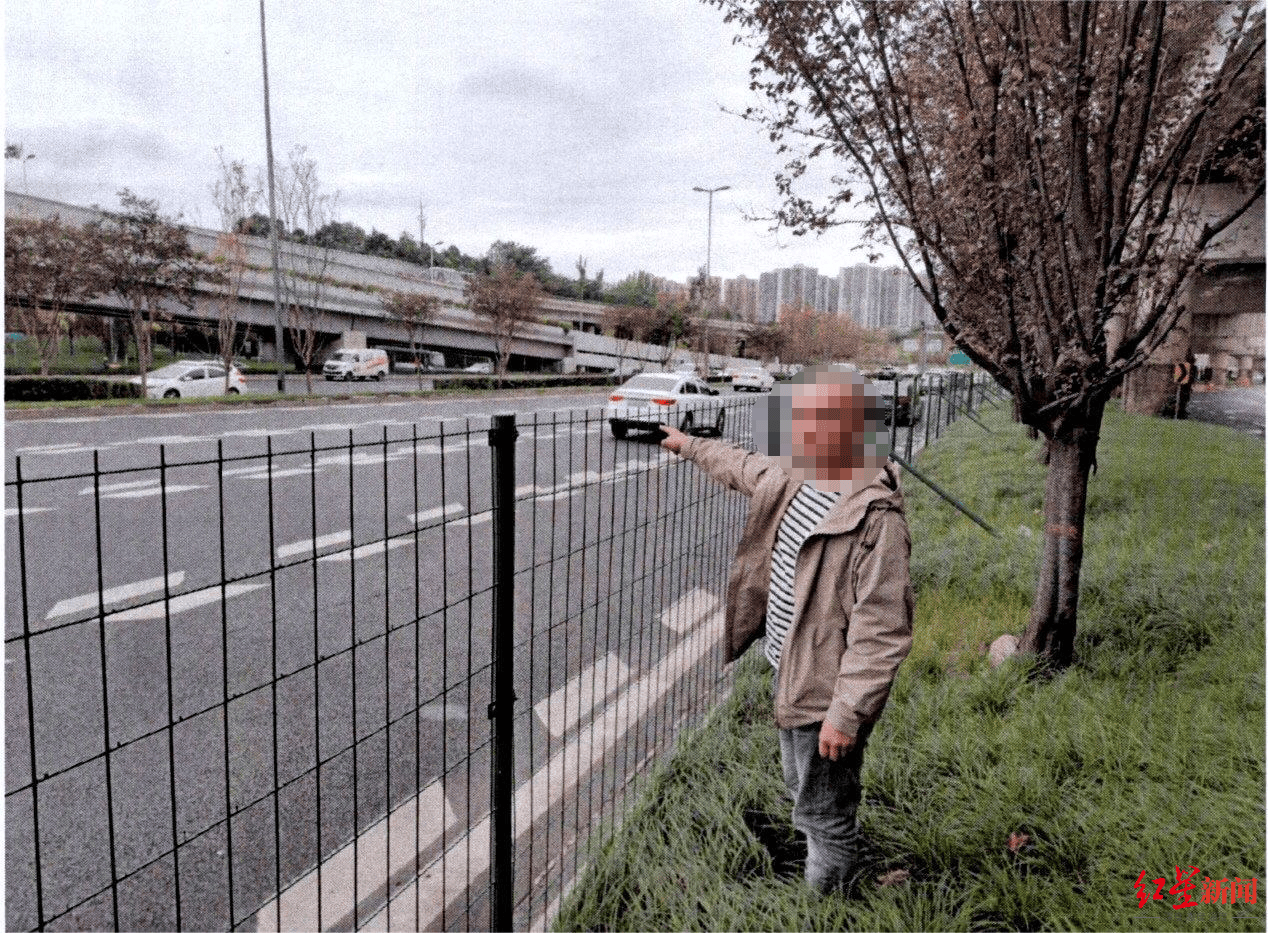 成都三环主路惊现小轿车跨过隔离带掉头<strong></p>
<p>盛源币今天价格</strong>，原来是司机酒驾走错路……