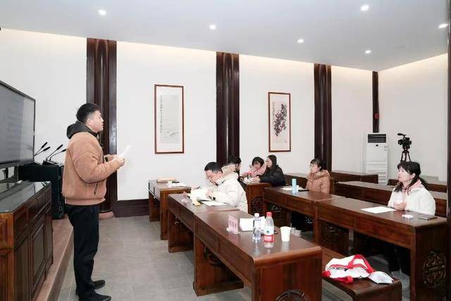 成都女博士二十多分钟背诵83首古诗词<strong></p>
<p>vrc系统开发</strong>，获杜甫草堂终身免票：两个月背了超6400字