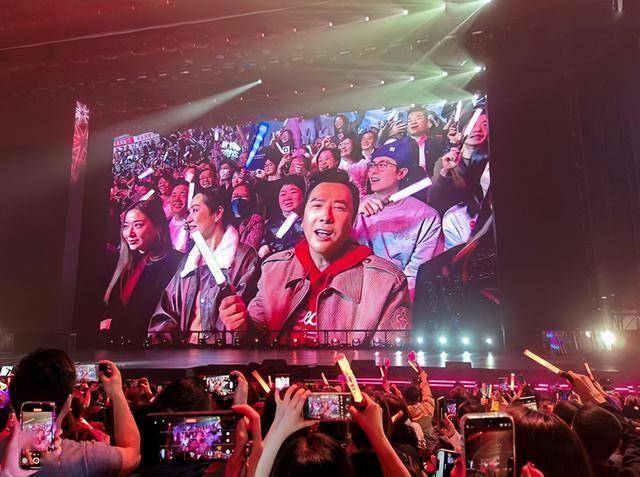 刘德华演唱会实录:表演滑跪失败<strong></p>
<p>币圈活动</strong>,甄子丹舒淇任达华台下蹦迪