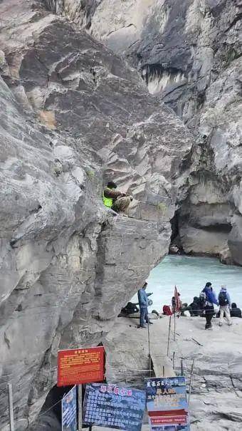 摄影师在悬崖石缝中为游客拍照<strong></p>
<p>币子</strong>,虎跳峡景区回应