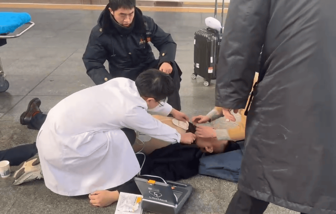 男子在长沙南站心脏骤停晕倒<strong></p>
<p>炒币割韭菜</strong>，醒来后第一句话：要赶去上班！
