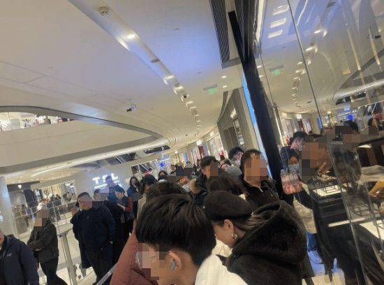 金价突破860元/克<strong></p>
<p>百链币</strong>，有人跨城买：排了好长的队，下手晚了就抢光