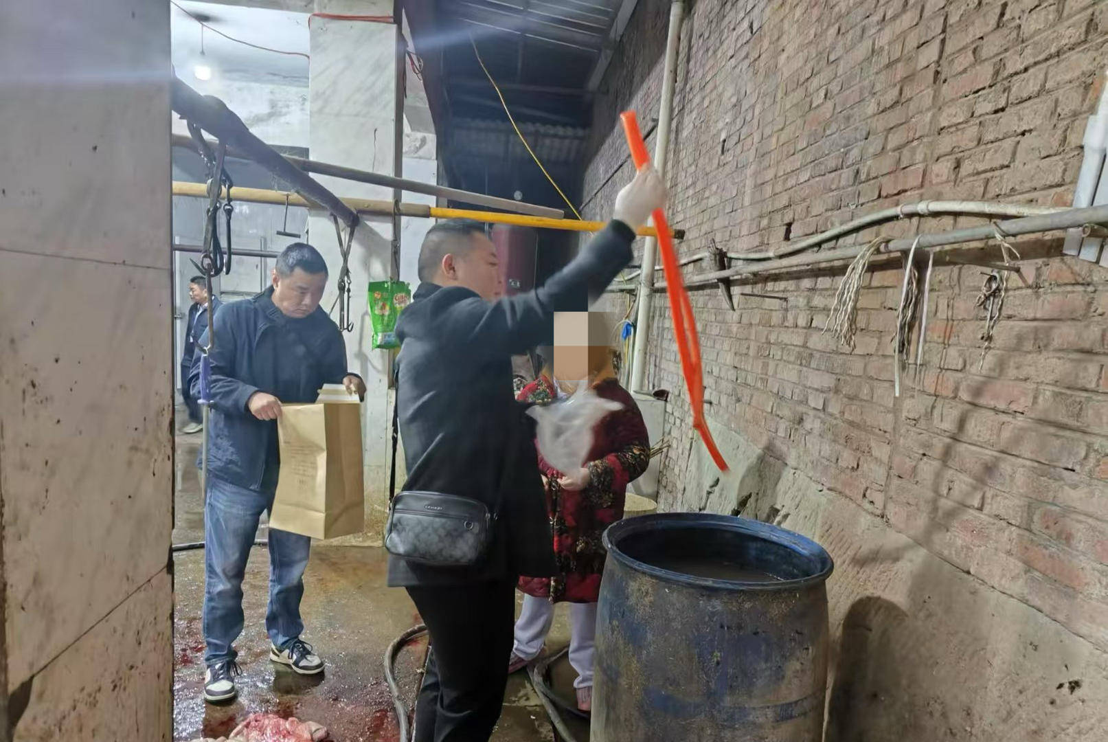 给活牛插管注水每头增重80斤！四川荣县警方破获一起售卖注水牛肉案<strong></p>
<p>炒币神话</strong>，5人被抓