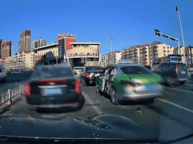 青岛一出租车当街爆炸玻璃横飞 商户:车1分钟被火焰吞没