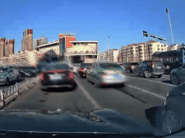 青岛一出租车当街爆炸玻璃横飞 商户:车1分钟被火焰吞没