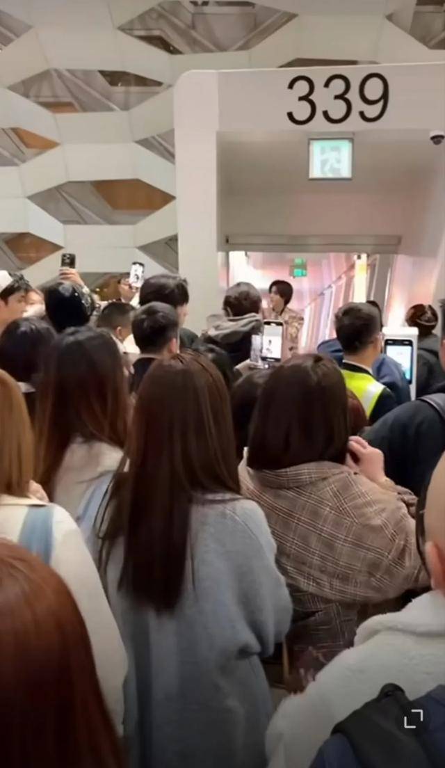 偶像男团插队登机<strong></p>
<p>鹰币</strong>,深圳机场致歉