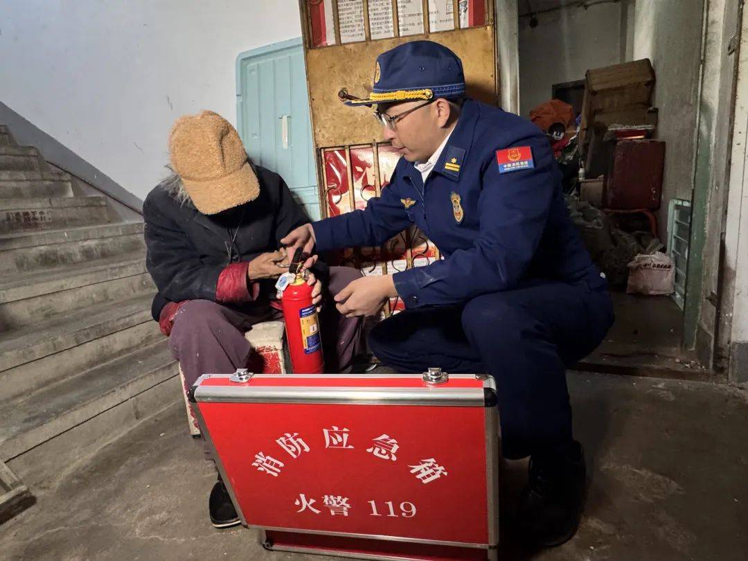退休金超9000<strong></p>
<p>幕币</strong>，91岁老人家中却“垃圾成山”！原因心酸