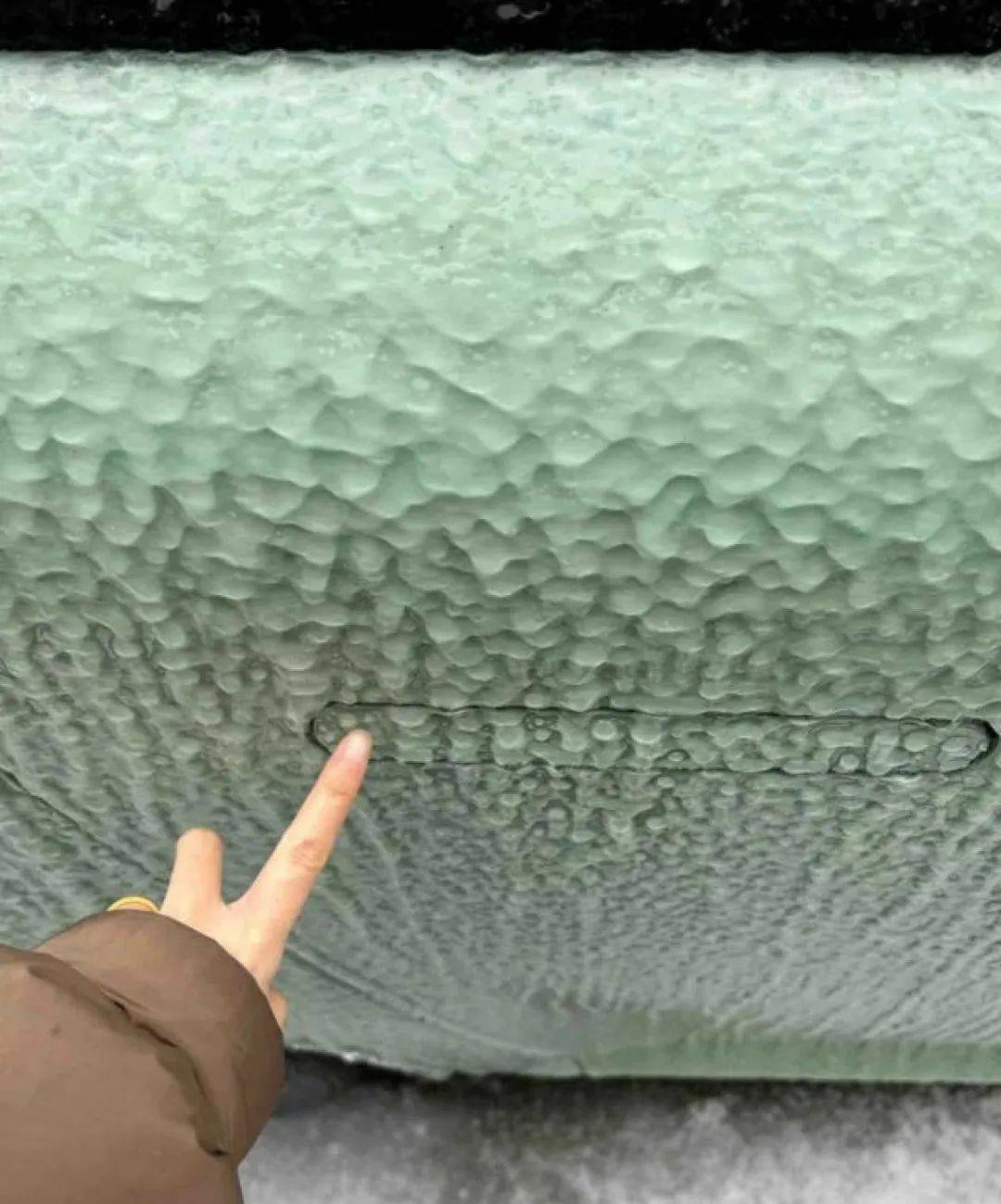 王大陆因不会开特斯拉车门涉刑案<strong></p>
<p>链币世界</strong>,暴露新能源车车门设计痛点