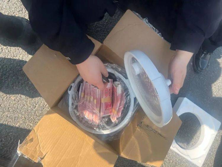 打开电饭煲一看：8万元现金<strong></p>
<p>币币交易源码</strong>！女子被当街拦下