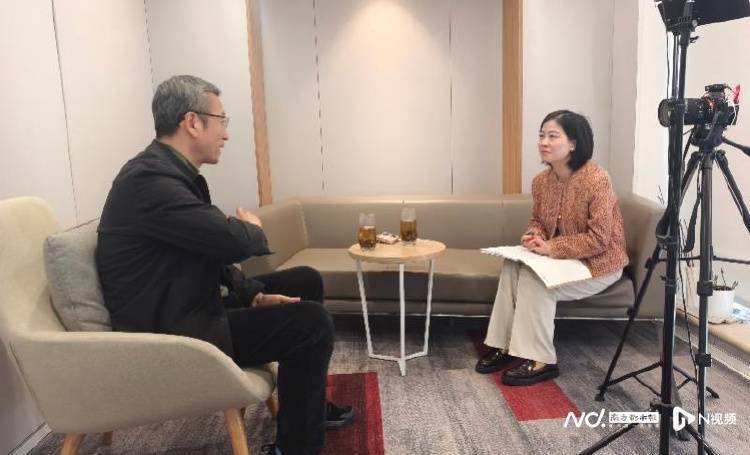 白岩松呼吁提高年轻人个税起征点<strong></p>
<p>币币交易源码</strong>，保障灵活就业者社保不断线