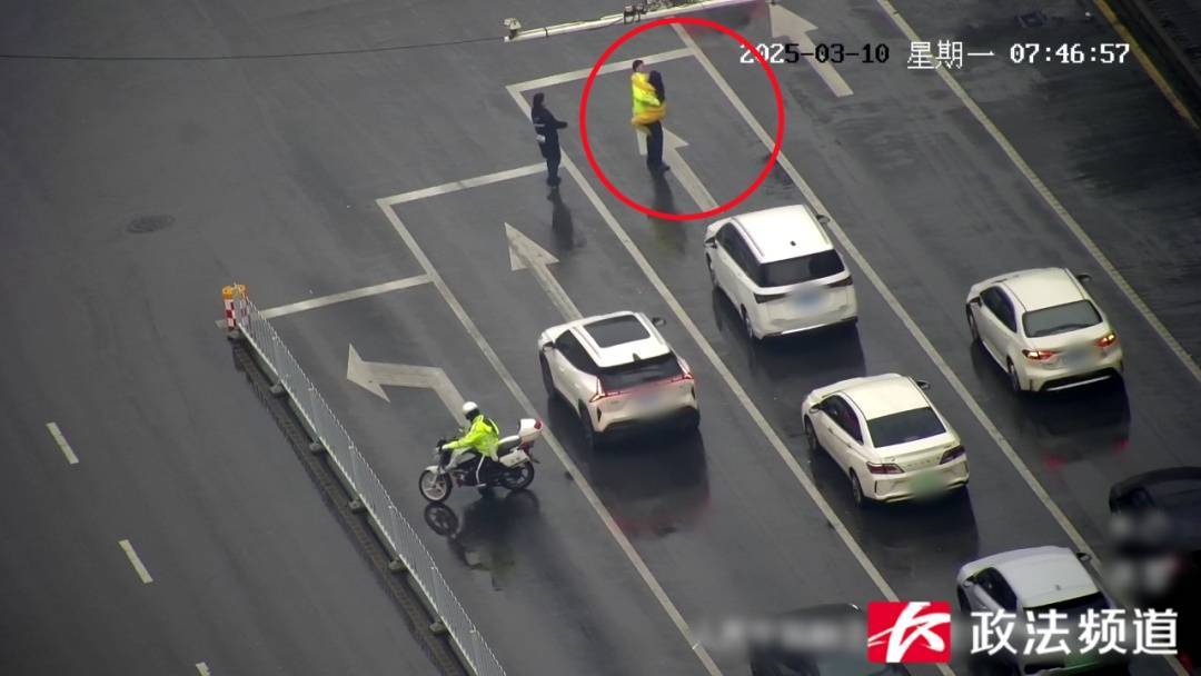 女子在车流中穿行<strong></p>
<p>罗门币算力</strong>，看见交警后竟直接跳到他身上