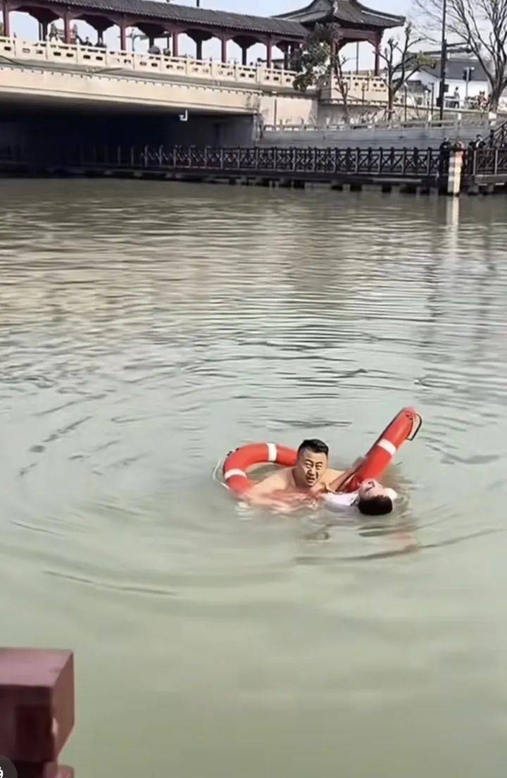 山东大哥到苏州出差<strong></p>
<p>码头币</strong>，刚下火车20分钟跳河救人