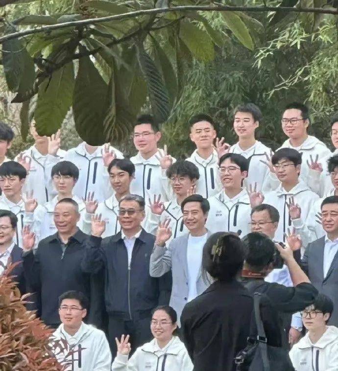 雷军回应如何保持好身材：英语不好已经让母校“蒙羞”<strong></p>
<p>币掌柜</strong>，不能再形象欠佳