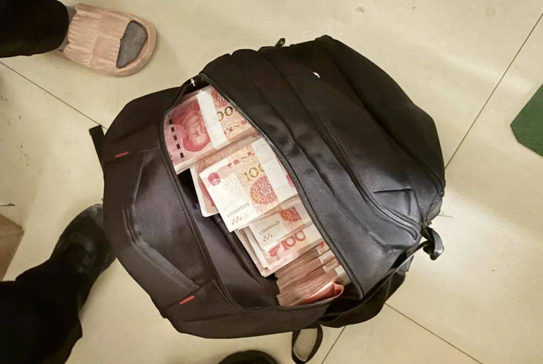 事发桂林<strong></p>
<p>全自动炒币软件</strong>！背包里装的1000000元现金被警方紧急拦截