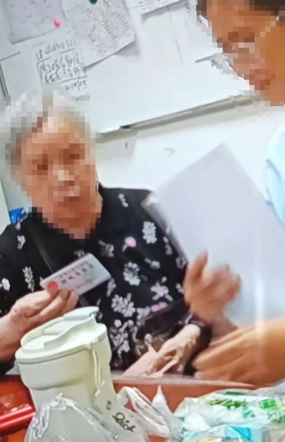 84岁老太被大女儿带出养老院<strong></p>
<p>全自动炒币软件</strong>，取光40万存款！小女儿：养老院应担责